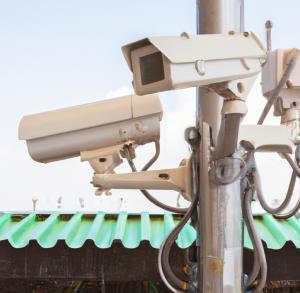 Jaką przewagę dają atrapy kamer nad prawdziwymi kamerami CCTV?